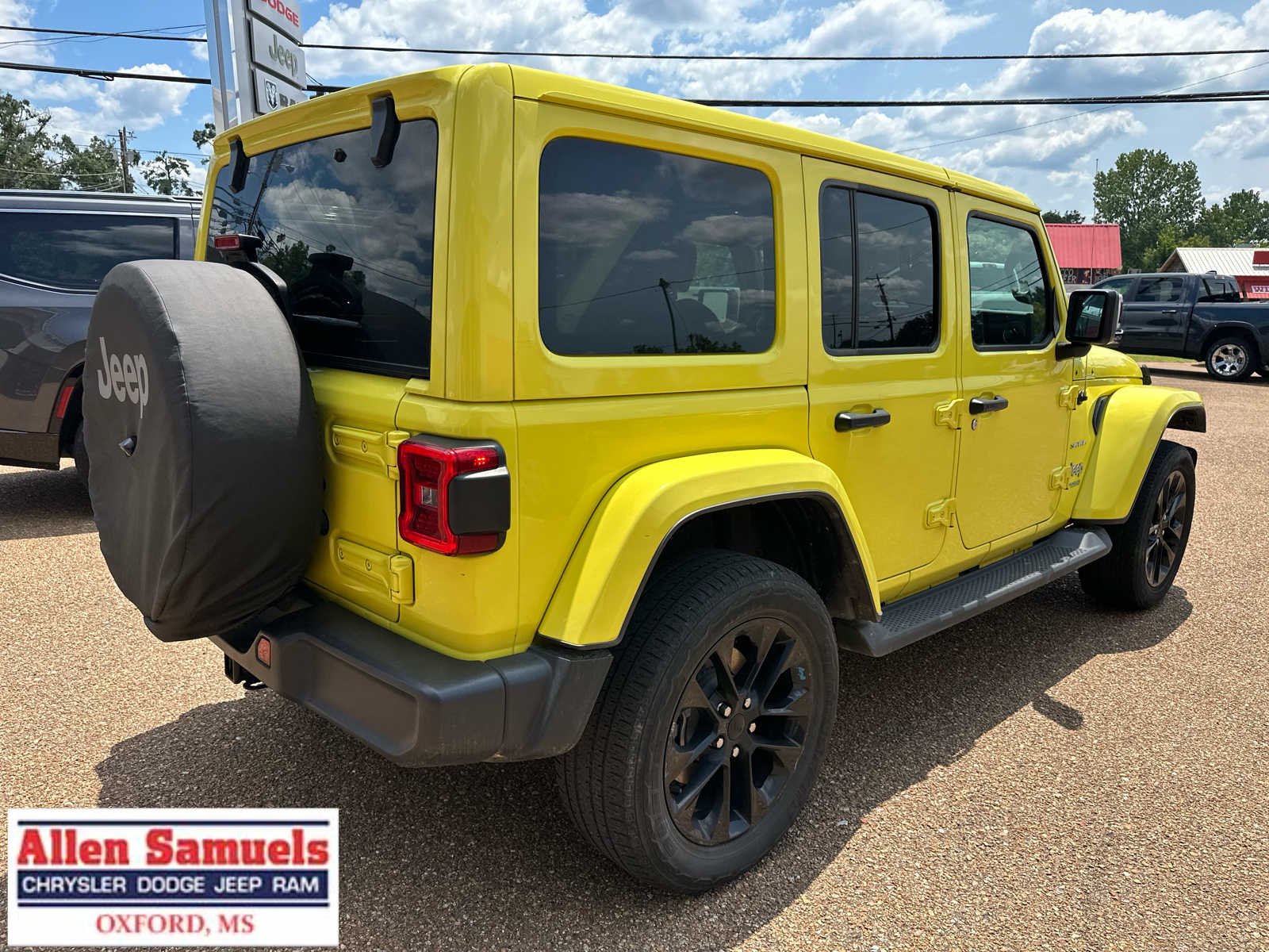 Used 2022 High Velocity Clearcoat Jeep Unlimited Sahara image 3