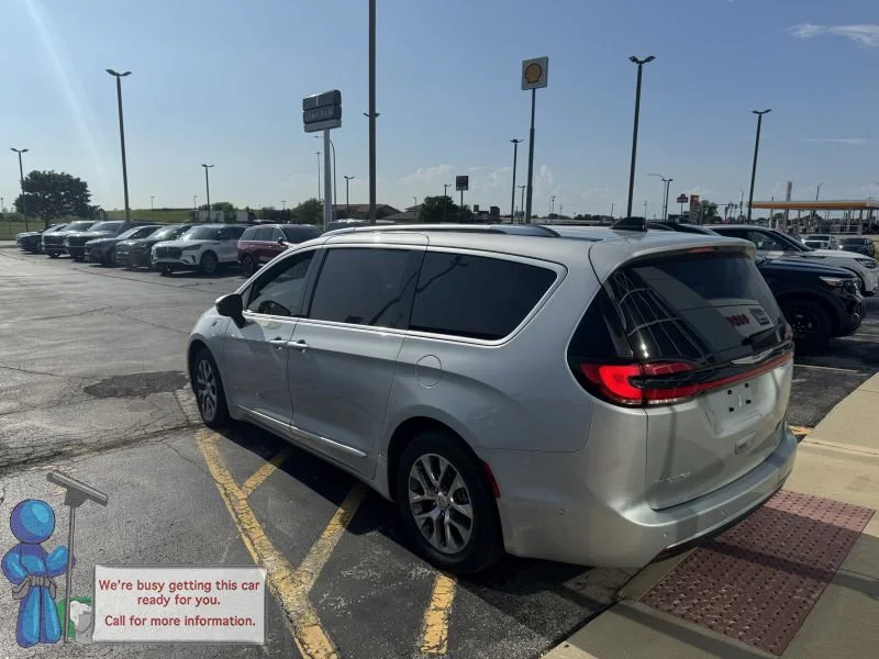 Used 2023 Silver Mist Clearcoat Chrysler Pinnacle image 3