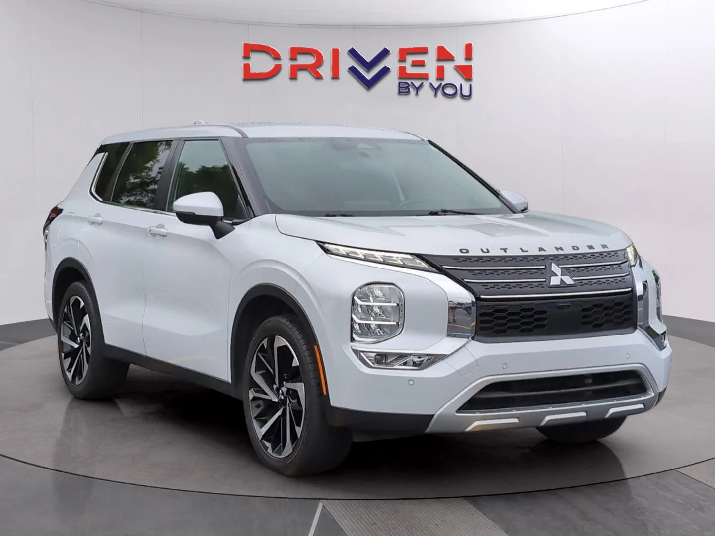 Used 2022 White Diamond Mitsubishi Black Edition image 7