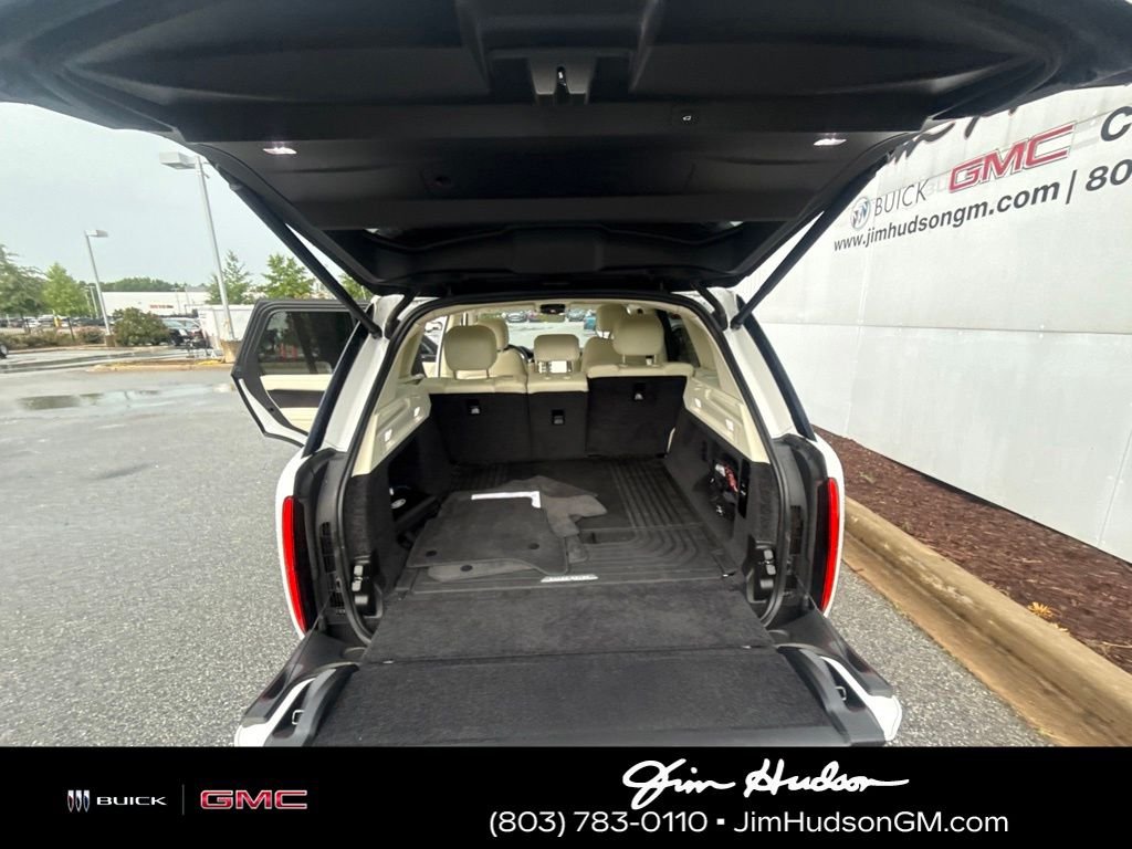 Used 2023 White Land Rover SE image 9