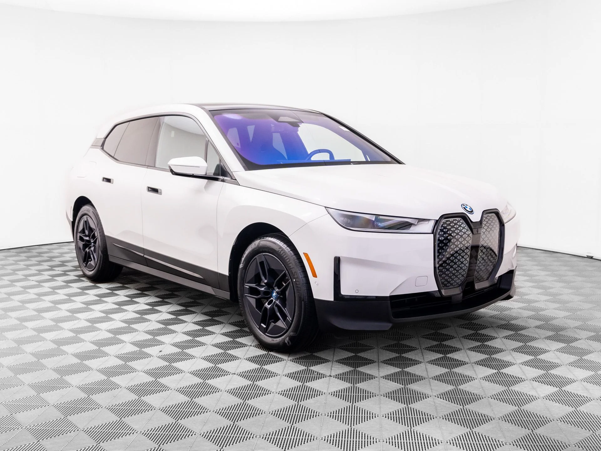 Used 2024 White BMW xDrive50 image 7