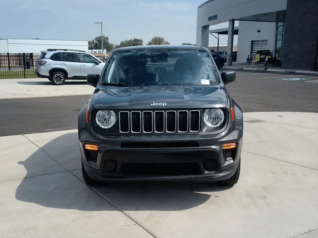 Used 2023 GRAPHITE GRAY Jeep Latitude image 8