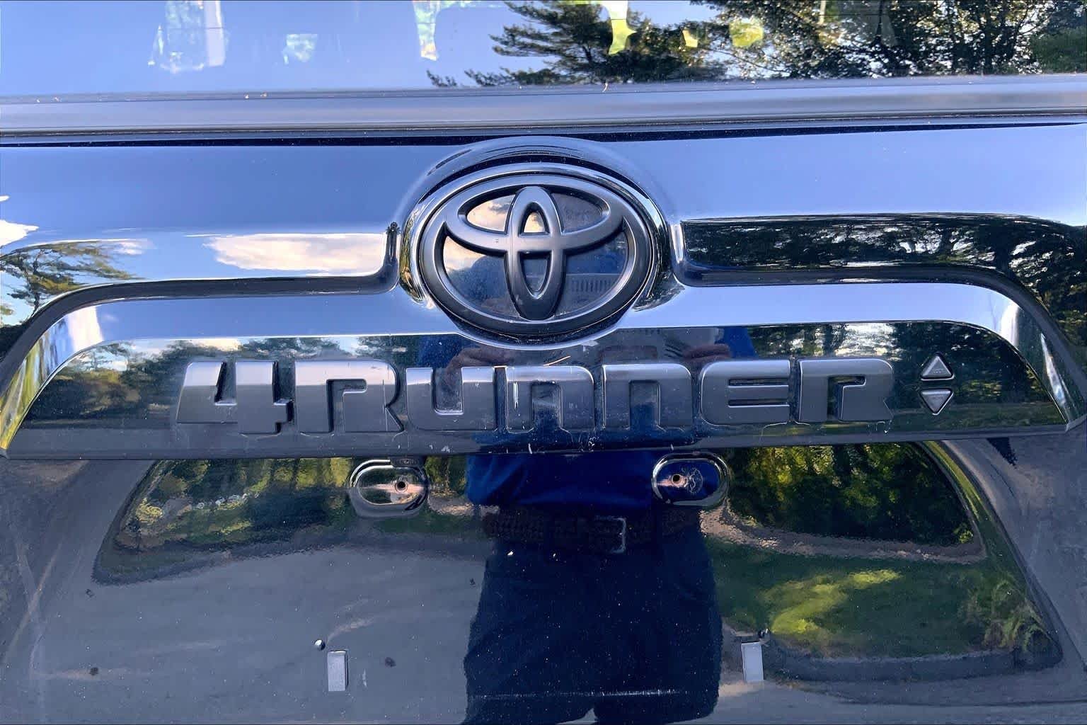 Used 2021 Midnight Black Metallic Toyota SR5 Premium image 9