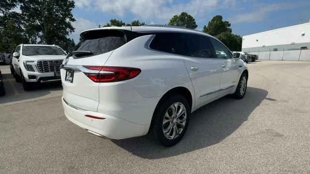 Used 2020 White Frost Tricoat Buick FWD 4dr Avenir image 11