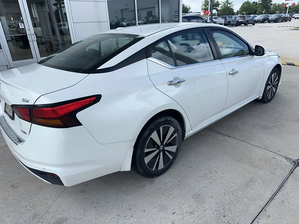 Used 2022 White Nissan 2.5 SV image 4