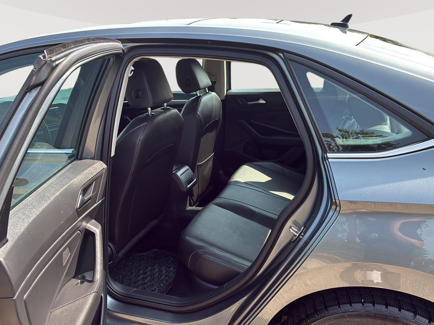 Used 2019 Platinum Gray Metallic Volkswagen SE image 28