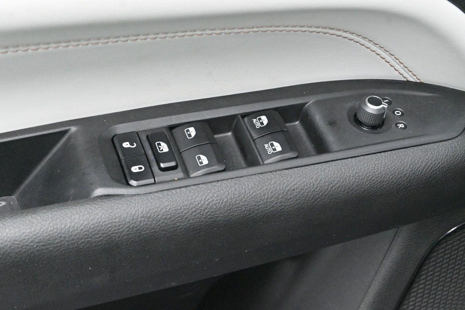 Used 2023 Diamond Black Crystal Pearlcoat Jeep Limited image 11