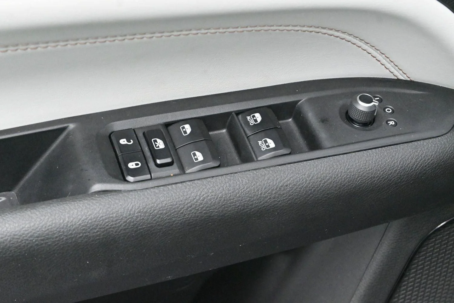 Used 2023 Diamond Black Crystal Pearlcoat Jeep Limited image 11