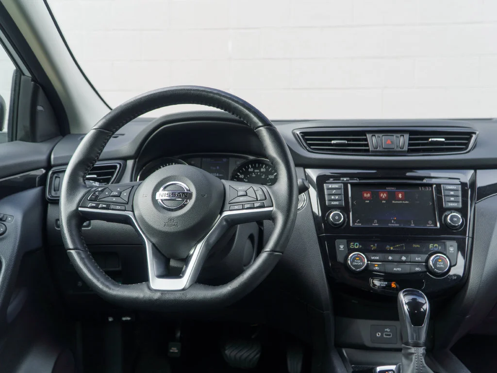 Used 2020 Brilliant Silver Metallic Nissan SV image 22