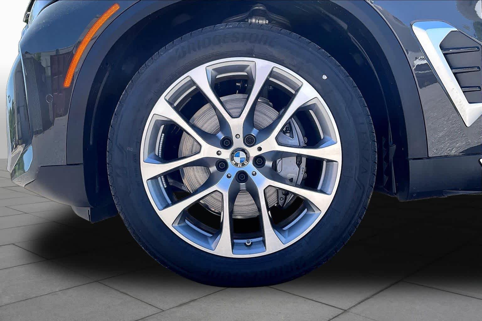 New 2026 Dravit Grey Metallic BMW xDrive40i image 11