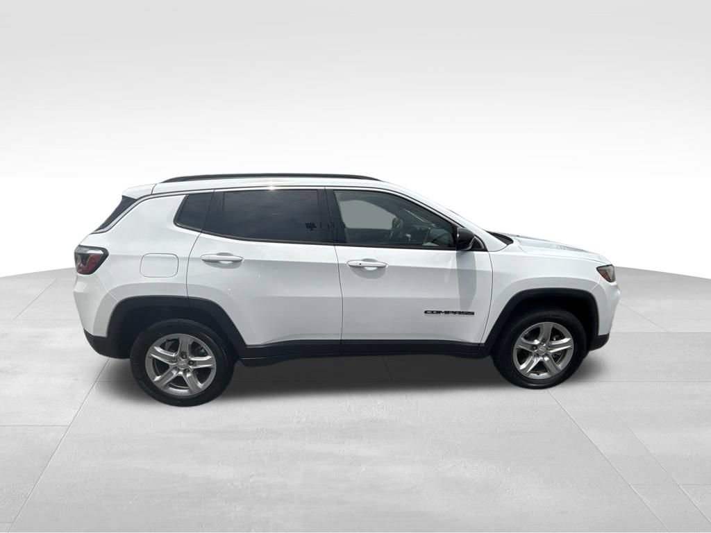 Used 2024 White Jeep Latitude image 9