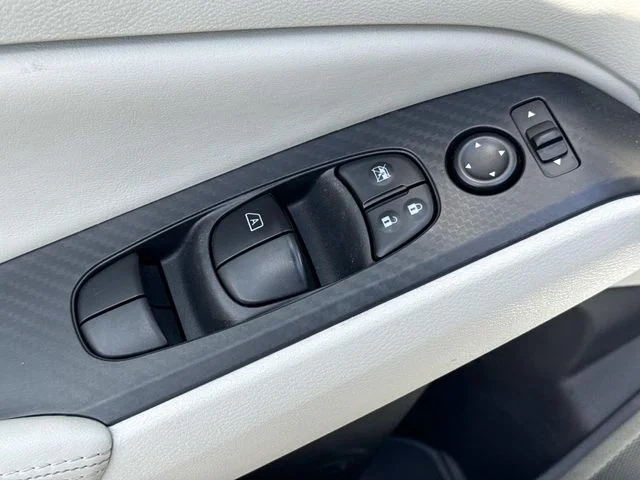 Used 2025 White Nissan 2.5 SV image 22