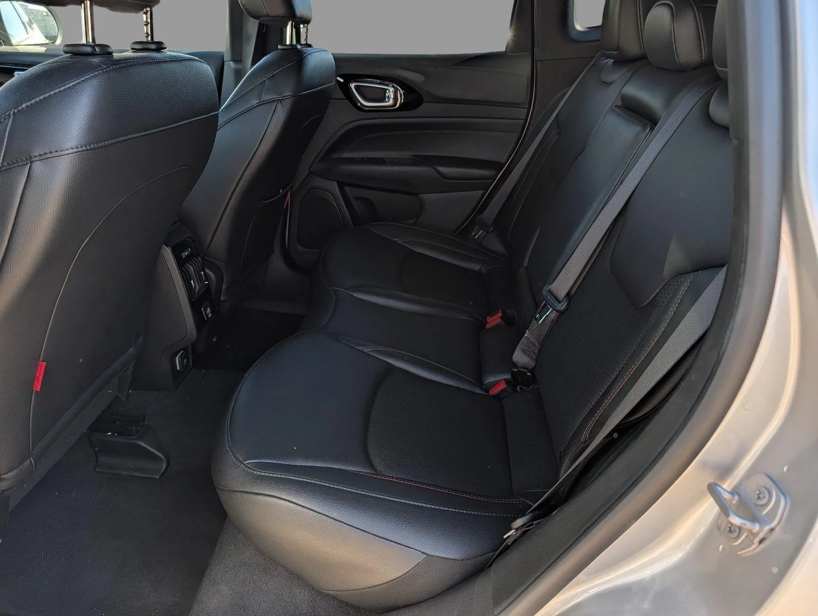 Used 2025 Silver Zynith Metallic Clearcoat Jeep Trailhawk image 29