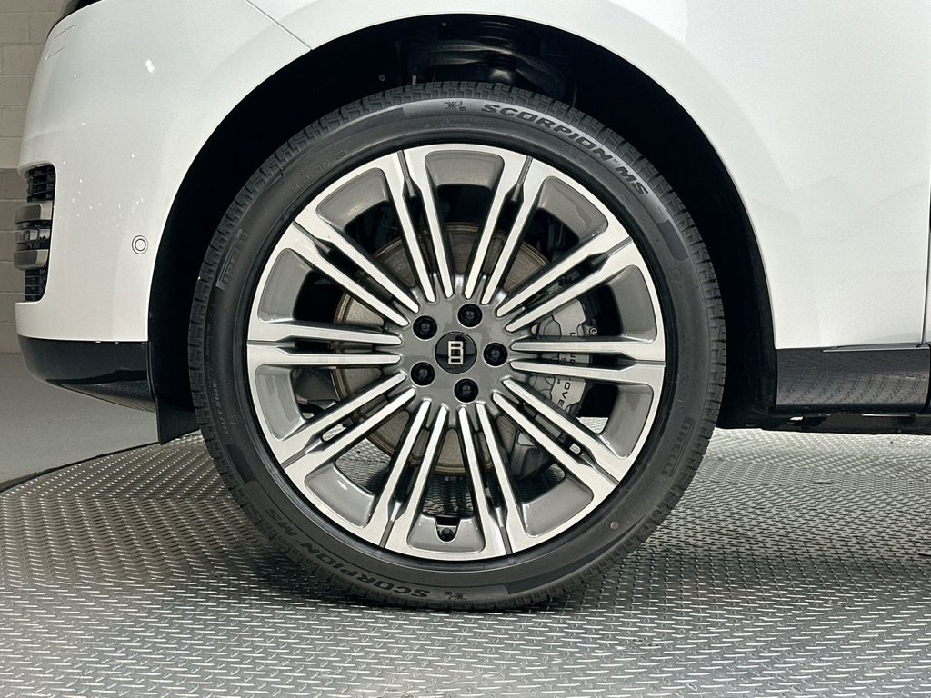 New 2027 Fuji White Land Rover SE image 5