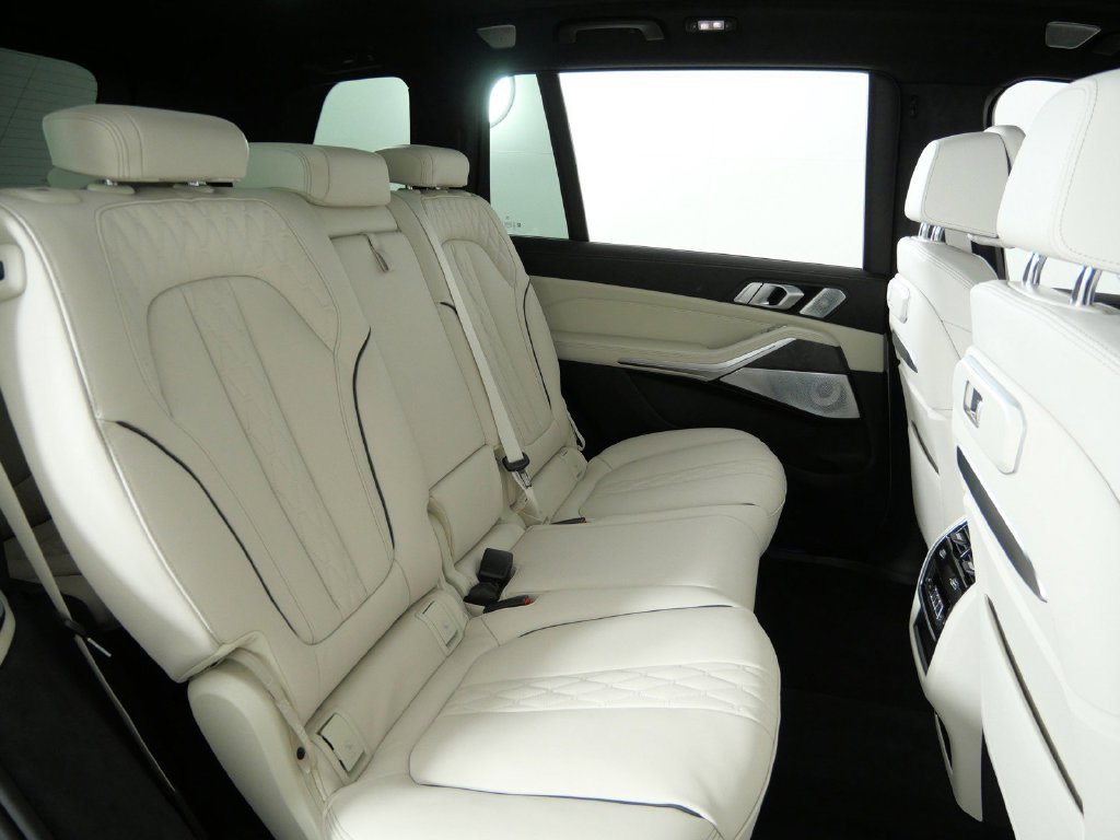Used 2027 Mineral White Metallic BMW xDrive40i image 28