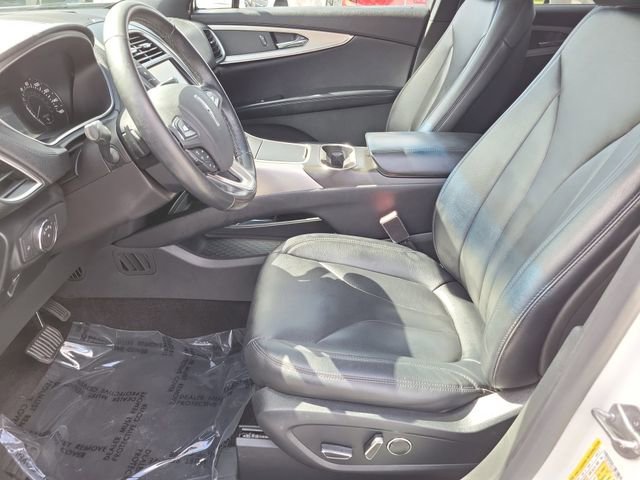 Used 2016 White Lincoln Premiere image 17