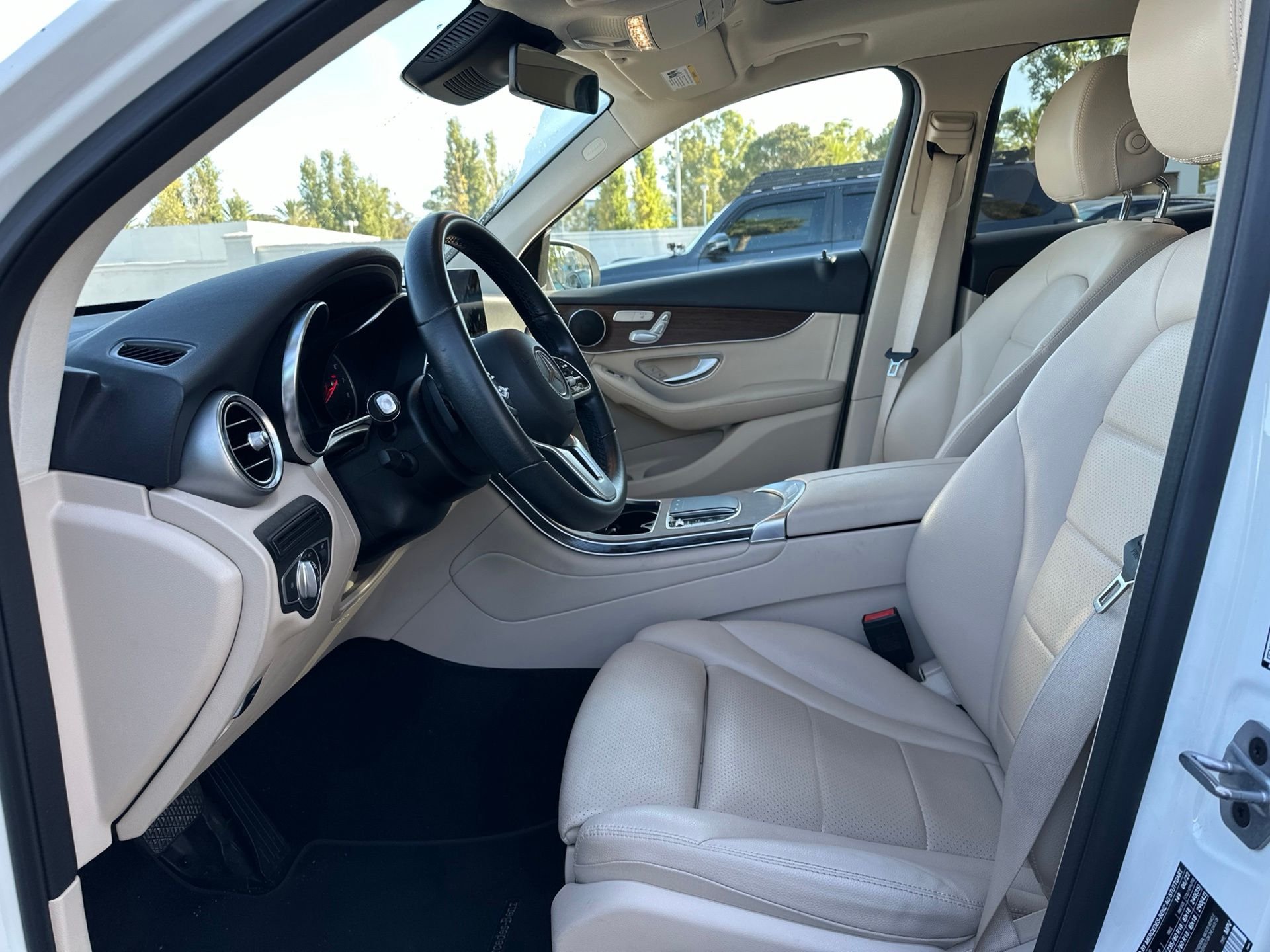 Used 2022 White Mercedes-Benz GLC 300 image 7
