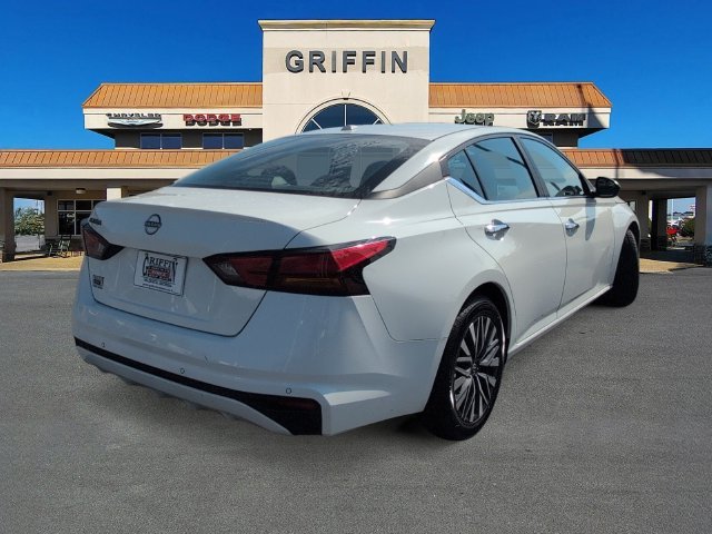 Used 2025 White Nissan 2.5 SV image 4