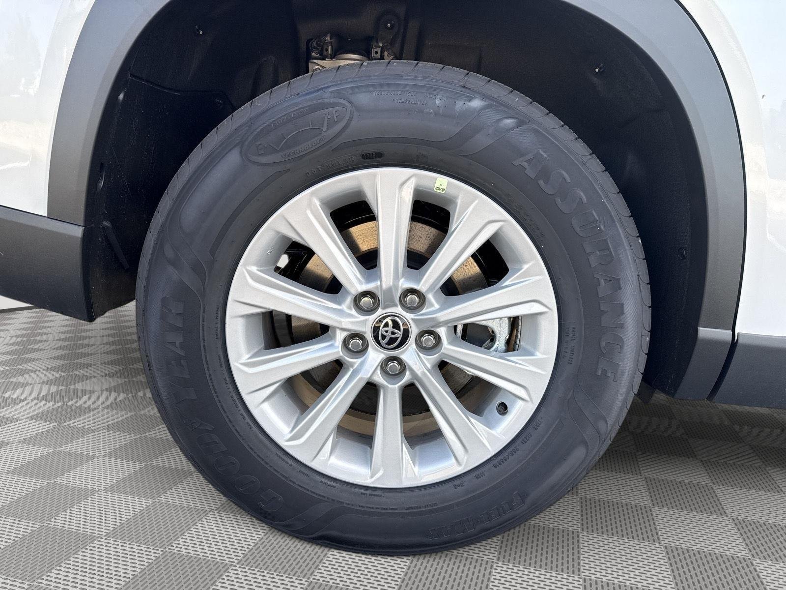 New 2026 Wind Chill Pearl <sup>1</sup> Toyota  XLE image 7