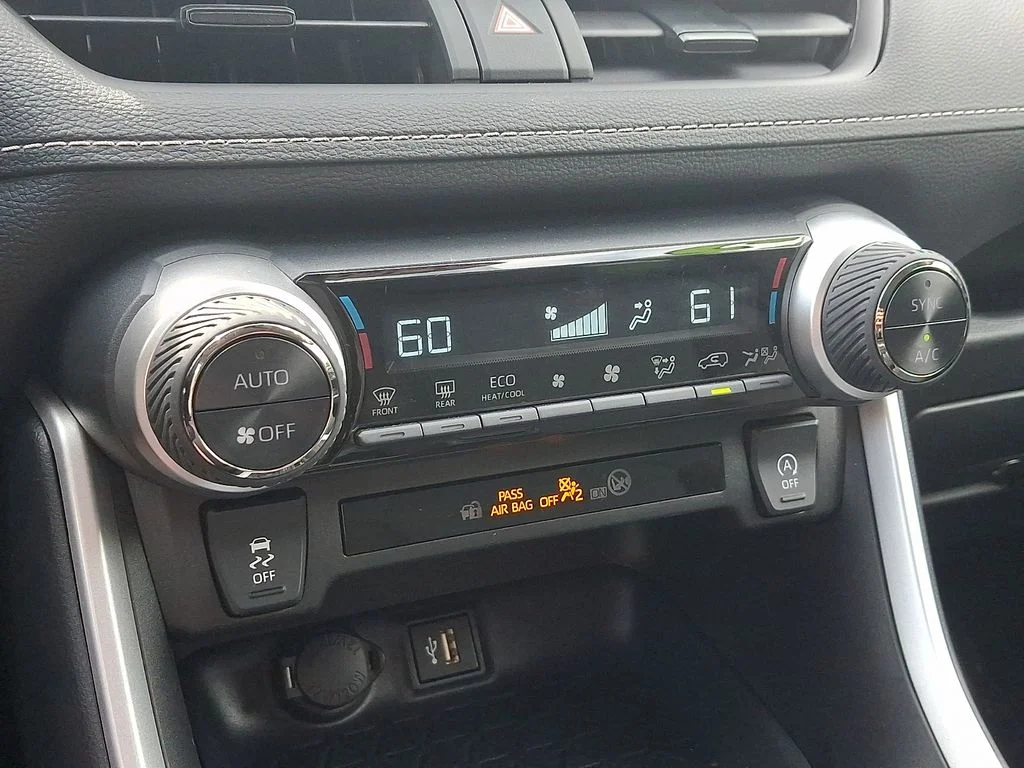 2025 Toyota RAV4 XLE - Photo 14