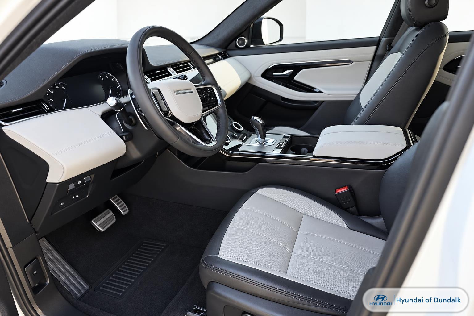 Used 2023 White Land Rover R-Dynamic SE image 7
