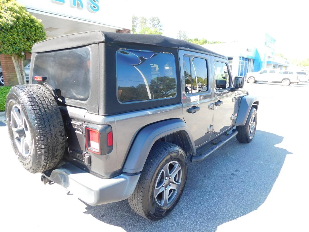 Used 2019 Gray Jeep SPORT S 4X4 image 8