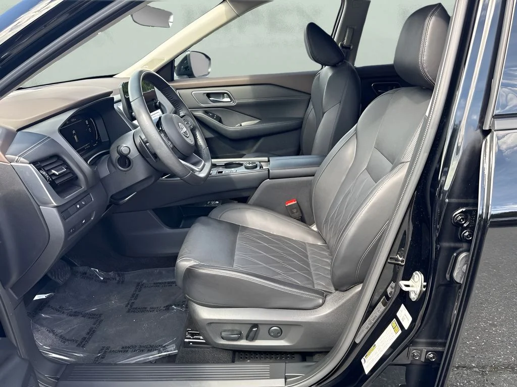 Used 2023 Black Nissan Platinum image 5