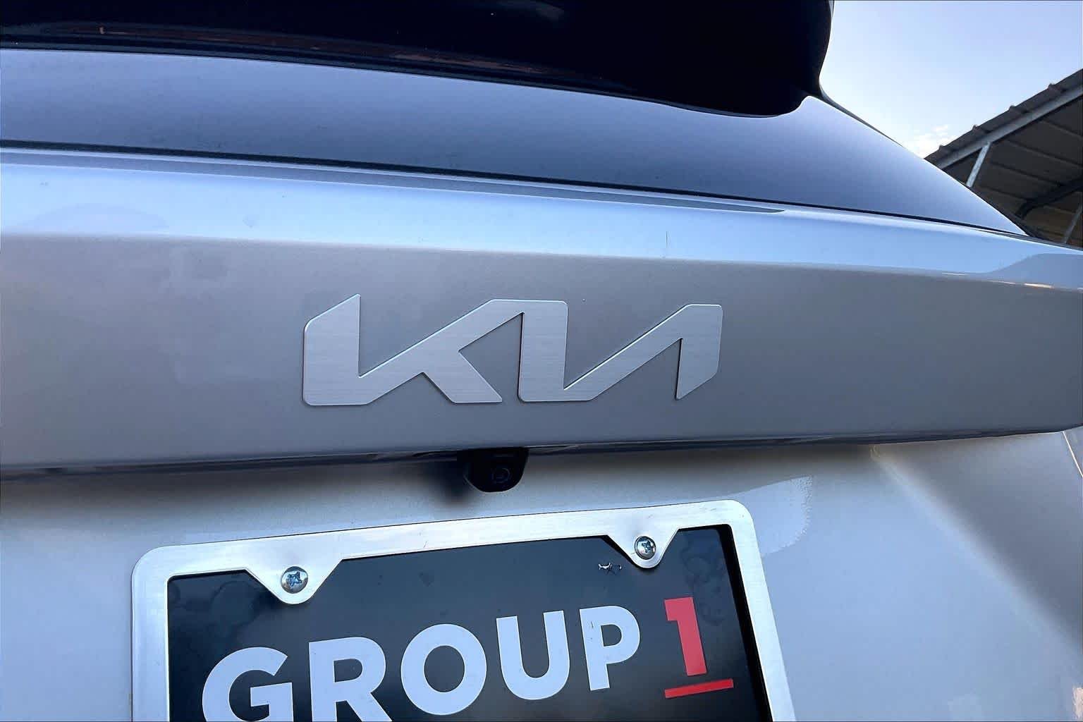 Used 2022 Sparkling Silver Kia LX image 30