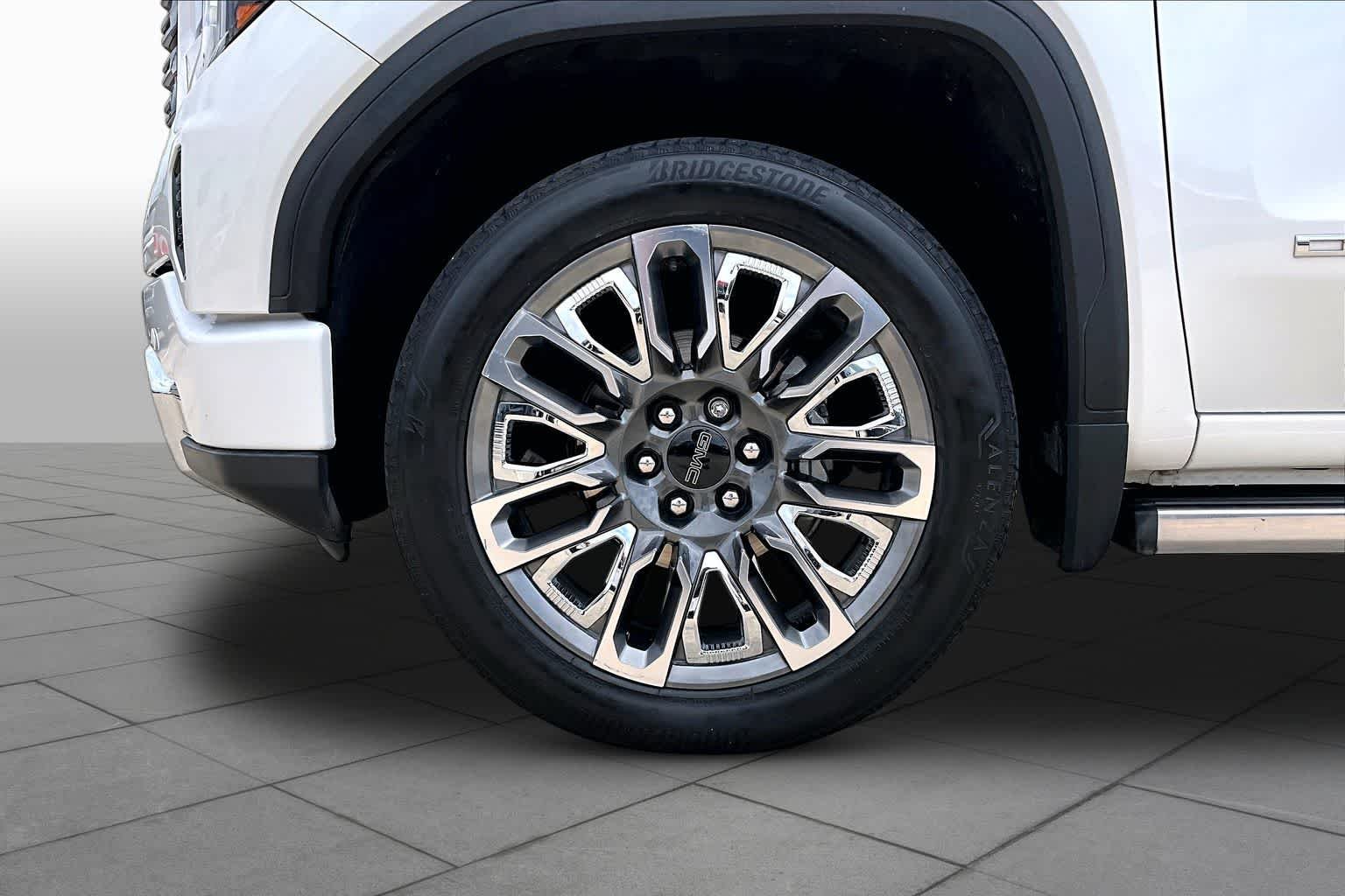Used 2023 White Frost Tricoat GMC Denali Ultimate image 11