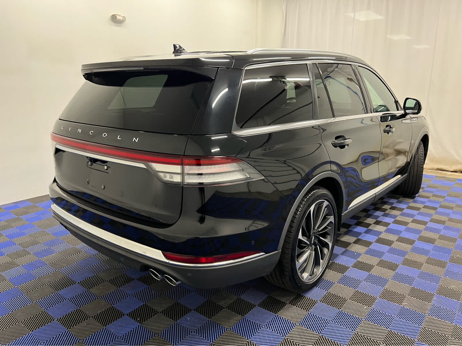 Used 2020 Infinite Black Metallic Lincoln Reserve image 5