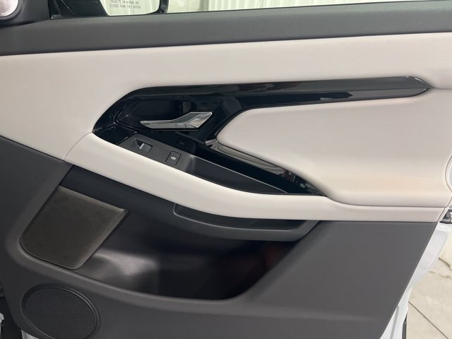 New 2026 Arroios Grey Land Rover Dynamic SE image 22