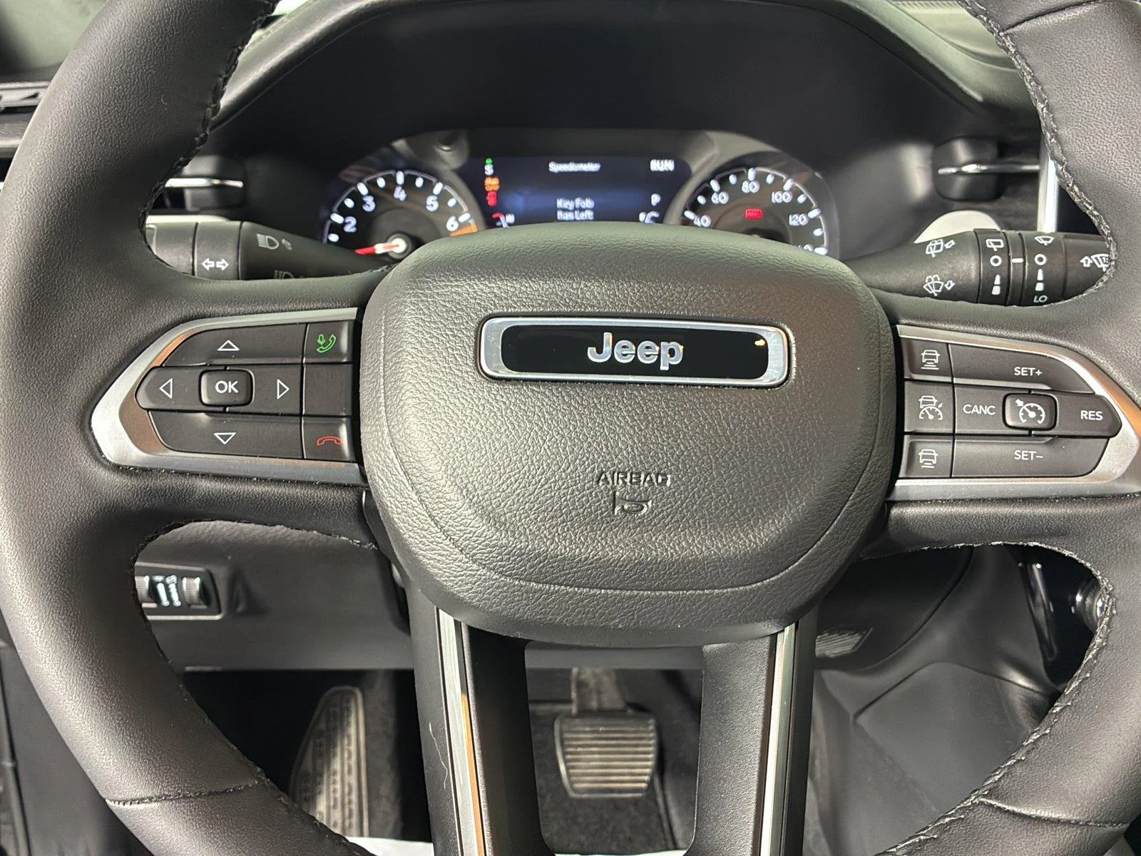 Used 2023 Diamond Black Crystal Pearlcoat Jeep Limited image 36