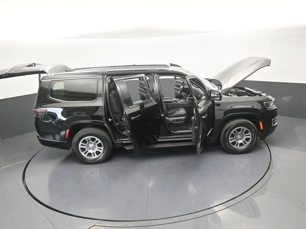 Used 2023 Diamond Black Crystal Pearlcoat Jeep Base image 76