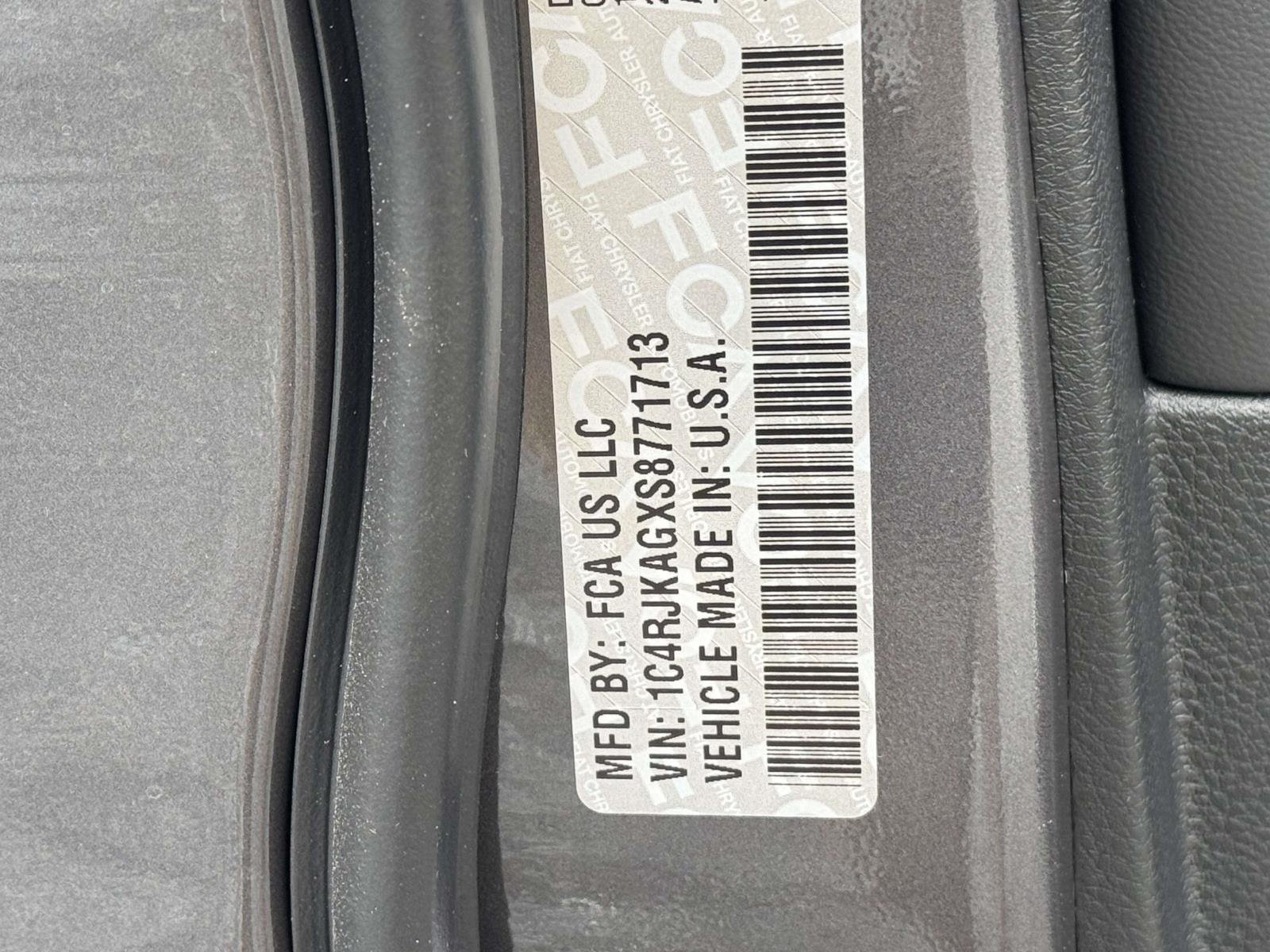 New 2025 Baltic Gray Metallic Clear-Coat Exterior Paint Jeep Laredo image 27