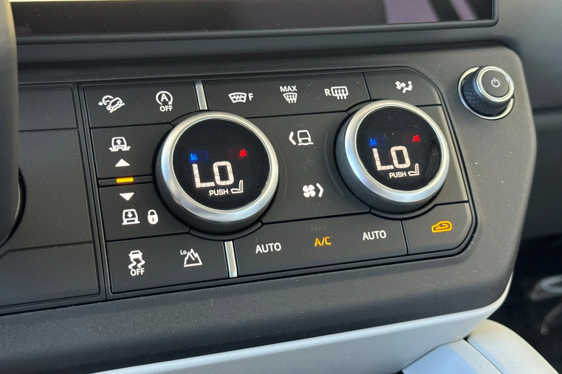 New 2026 WOOLSTONE GREEN Land Rover X-Dynamic SE image 23