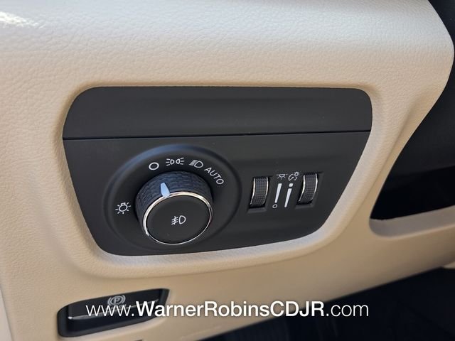 New 2026 Bright White Clear-Coat Exterior Paint Jeep Limited image 28
