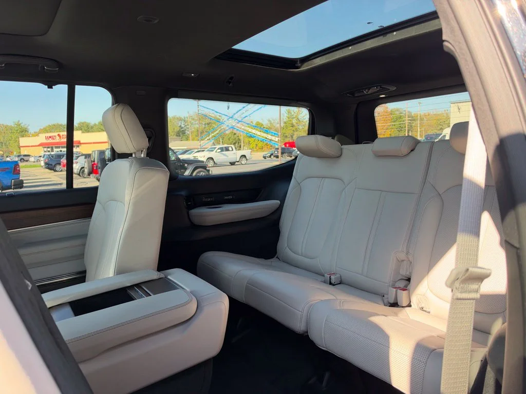 Used 2025 Black Jeep Base image 13