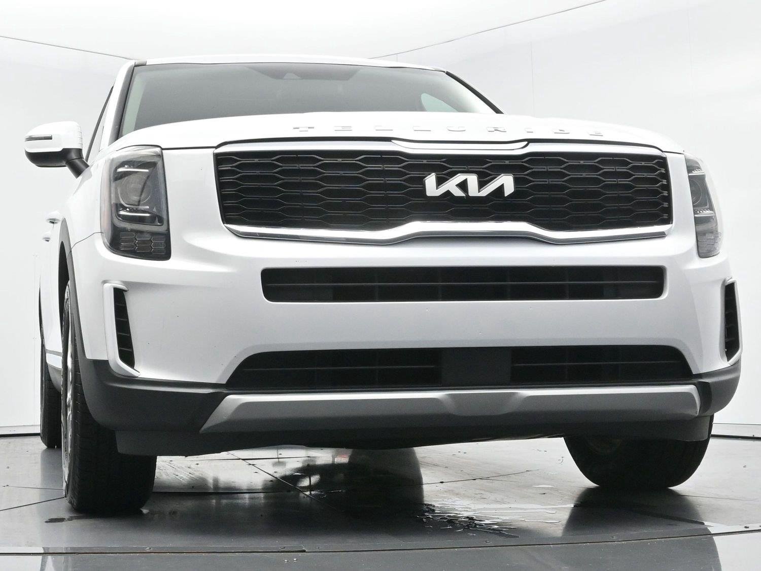 Used 2022 Glacial White Pearl Kia LX image 41