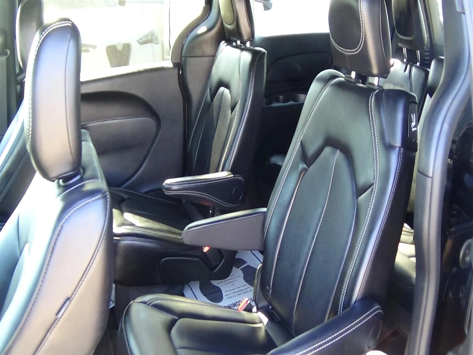 Certified Used 2025 Diamond Black Crystal Pearl Coat (pxj) Chrysler Select image 12