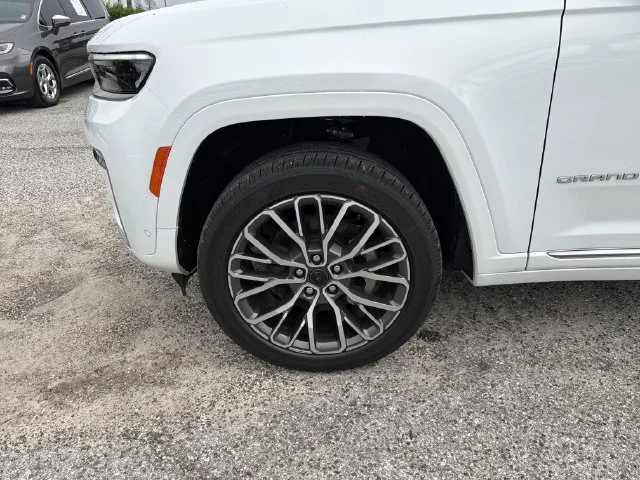 New 2027 Bright White Clear-Coat Paint Jeep Summit image 31