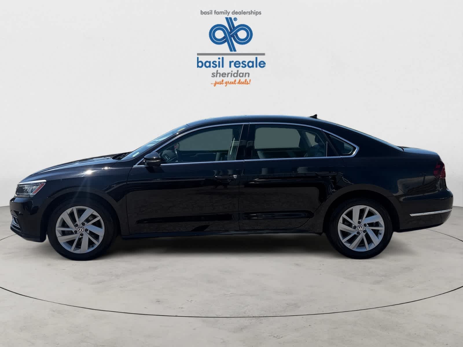 Used 2018 Deep Black Pearl Metallic Volkswagen 2.0T SE image 3