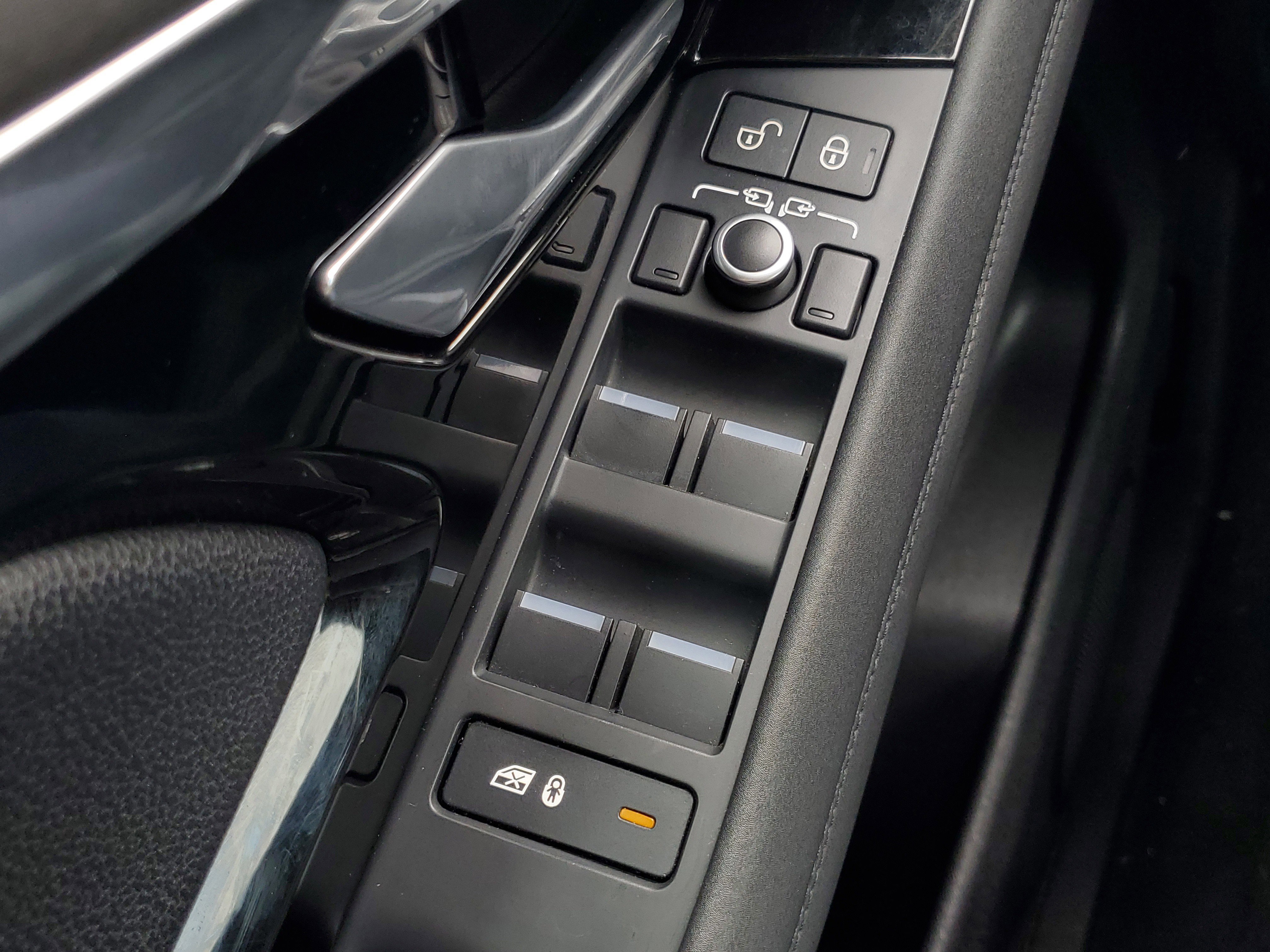 Used 2020 Black Land Rover S image 20