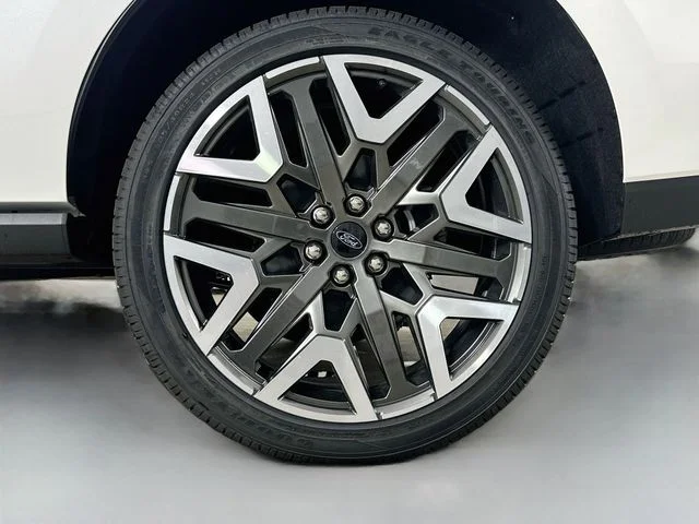 New 2027 Star White Metallic Tri-Coat Ford Platinum image 34