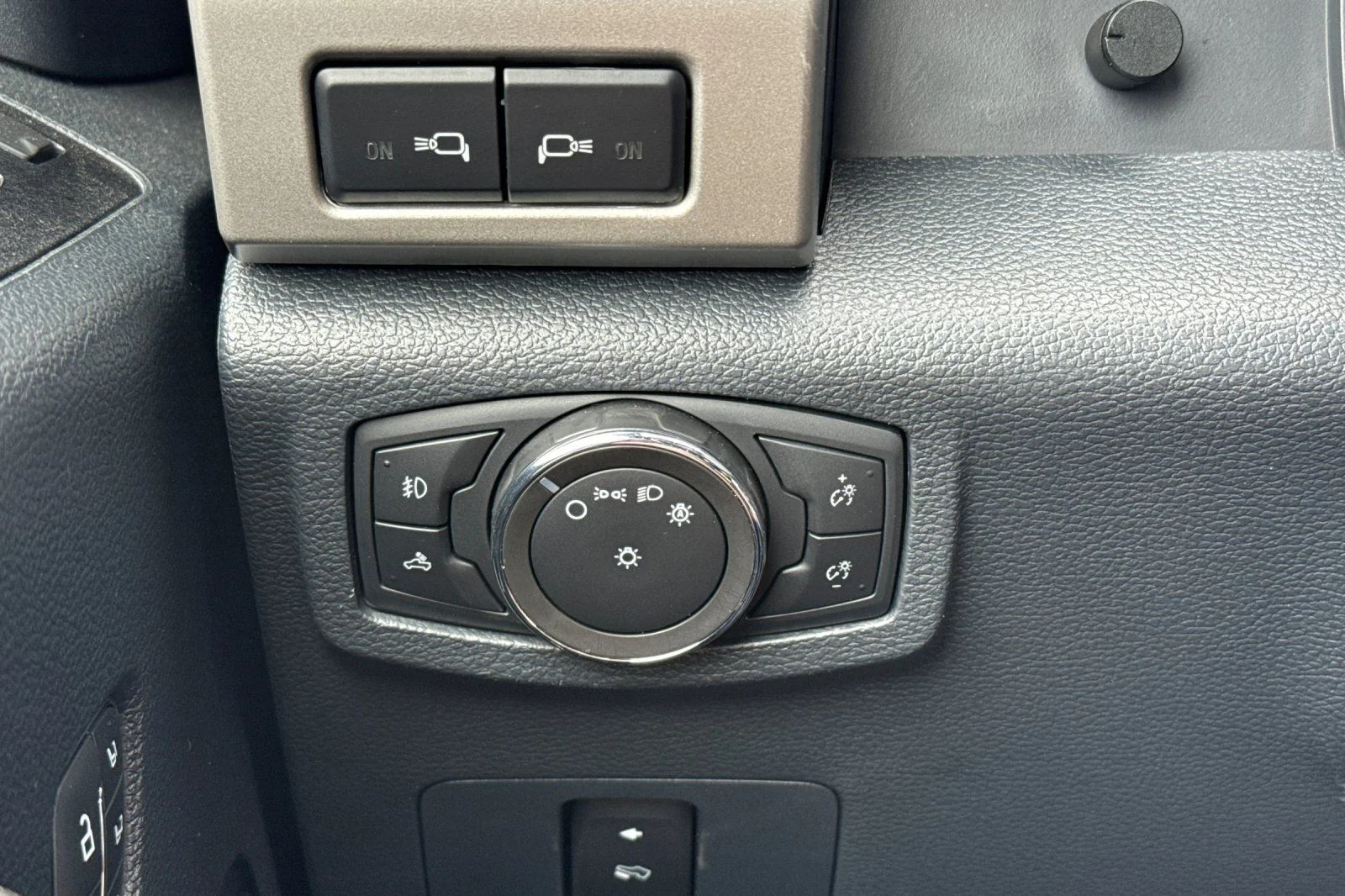 Used 2022 Gray Metallic Ford Lariat image 28