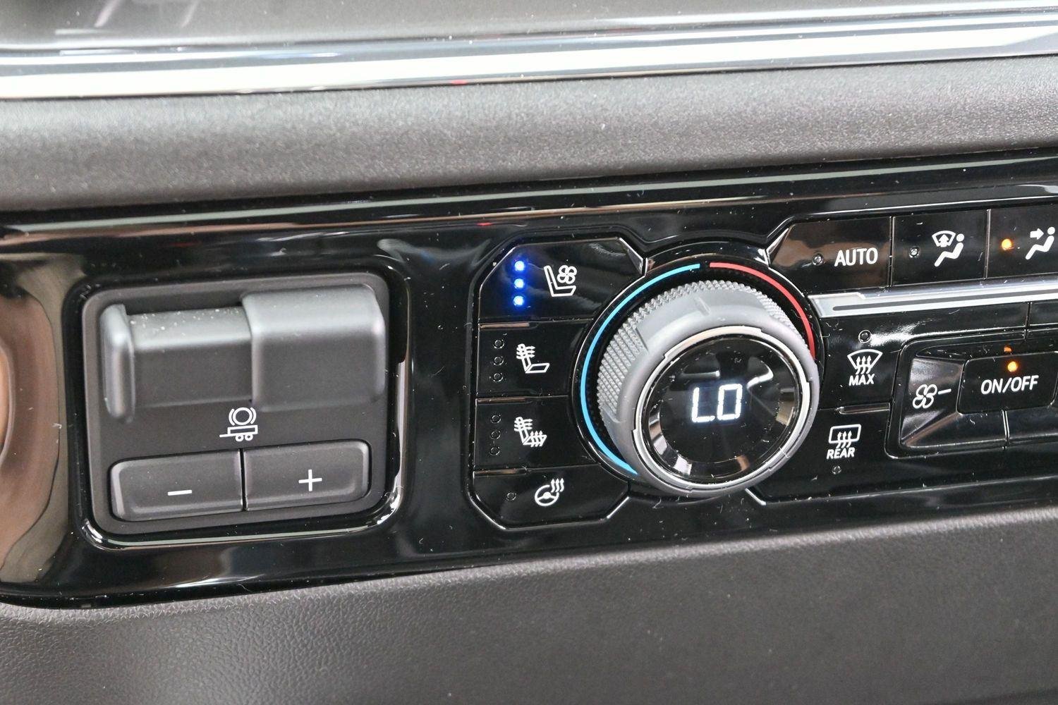 Used 2024 Iridescent Pearl Tricoat Chevrolet High Country image 28