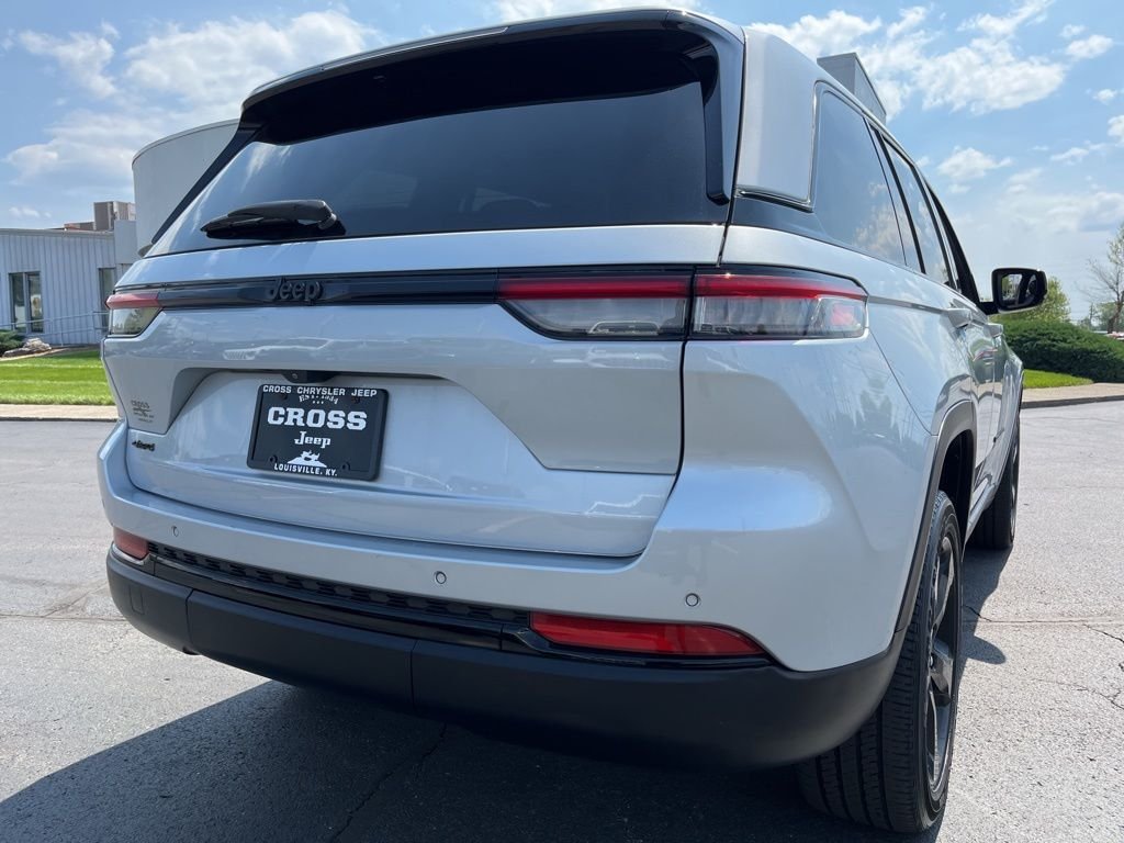 Used 2023 Silver Jeep Altitude X image 42