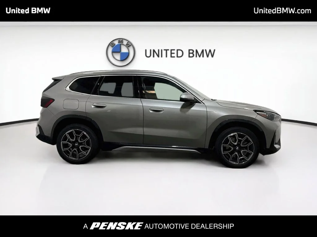 New 2027 Space Silver Metallic BMW xDrive28i image 4