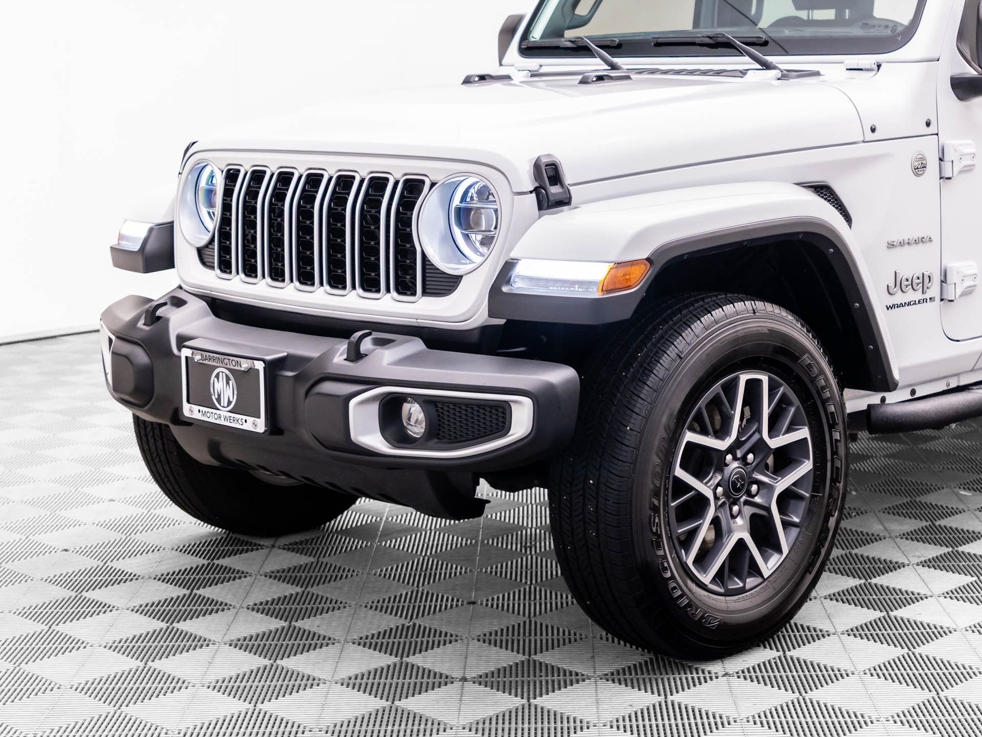 Used 2024 White Jeep Sahara image 39