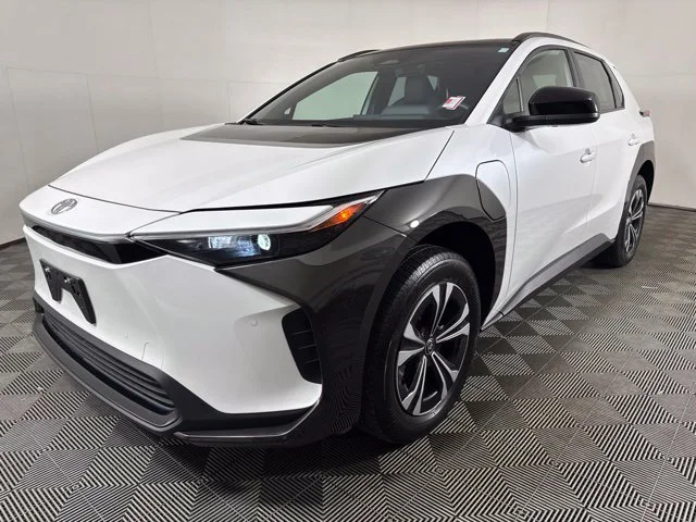 Certified Used 2024 Pearl Toyota XLE image 8
