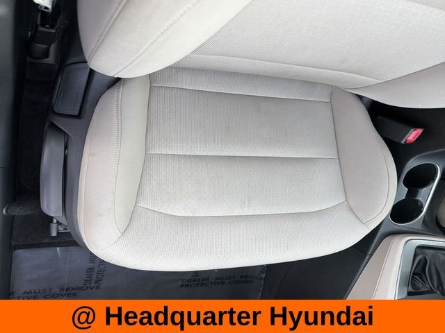 Used 2018 White Hyundai SE image 13